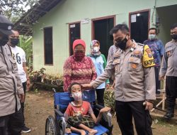 Polisi Peduli, Penyandang Disabilitas Dapat Kursi Roda dari Kapolres Pacitan