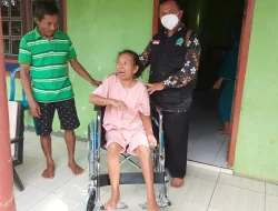 Tangis Bahagia Parti Warga Pacitan Saat Terima Kursi Roda