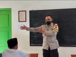 Trenyuh Polisi Pacitan Bripka Latip Utomo Nekat Ngajar dan Bagikan Alat Tulis pada Siswa di Pelosok Desa