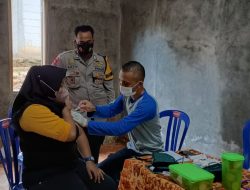 Vaksin Door To Door Bripka Latip Utomo Beri Hadiah Minyak Goreng pada Warga