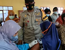 Hadiri Vaksin Massal dan Pembagian Bansos Bripka Latip Utomo: Gunakan Sesuai Kebutuhan