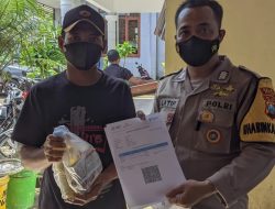 Warga Vaksin Bripka Latip Utomo Berikan Minyak Goreng