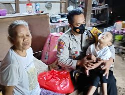 Bripka Latip Gendong dan Berimakanan Bergizi pada Anak Lumpuh Sakit Saraf Otak di Pacitan