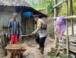 Gerak Cepat Bripka Latip Utomo Bantu Bersihkan Material Longsor yang Menimpa Rumah Warga di Pacitan