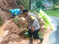 Momen Bripka Latip Utomo Bersama Warga Atasi Pohon Tumbang Tutup Jalan