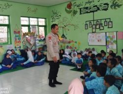 Mendadak Jadi Guru, Bripka Latip Utomo Beri Motivasi Siswa SDN 3 Tulakan