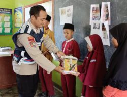 Bhabinkamtibmas Bripka Latip Beri Motivasi dan Bantu Alat Tulis Siswa MIM 2 Kalikuning