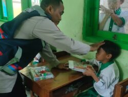 Bripka Latip Utomo Apresiasi Siswa Berpretasi dengan Bantu Alat Belajar