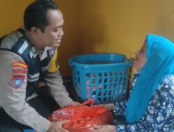 Terus Berbagi, Bripka Latip Beri Paket Sembako pada Mbah Mariyah