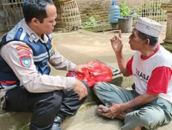 Tak Berbenti Terus Berbagi, Cara Bripka Latip Beri Paket Sembako pada Lansia Tak Bisa Jalan