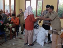 Bripka Latip Utomo Monitoring Penyerahan Bantuan Stunting di Kalikuning