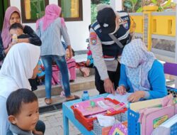 Dampingi Nakes Cek Posyandu, Bripka Latip: Tubuh Anak Sehat Masa Depan Cerah