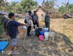 Bripka Latip Ikut Salurkan Air Bersih untuk Masyarakat Desa Kalikuning