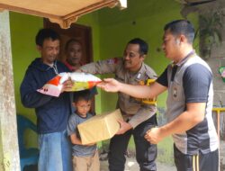 Saling Mensupport Antar Wilayah Bhabinkamtibmas Bripka Latip Utomo Beri Bantuan Paket Sembako pada Keluarga Derita Tuna Wicara dan Tuna Rungu