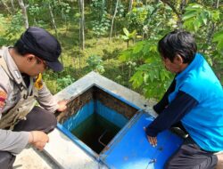 Musim Kemarau, Bripka Latip dan Kasun Sono Cek Tampungan Air Bersih untuk Masyarakat