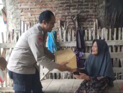 Bhabinkamtibmas Polres Pacitan ini Bantu Janda yang Lanjut Usia