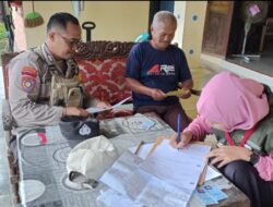 Pak Bhabinkamtibmas Polsek Tulakan Bripka Latip Utomo Dampingi Petugas Pantarlih Lakukan Coklit   