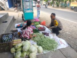 Pantau Harga Bahan Pokok, Bhabin di Pacitan Blusukan ke Pasar