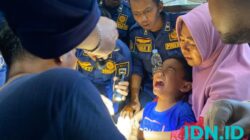 Suasana petugas Damkar Pacitan saat memberikan penanganan pada anak yang cincinya tak bisa dicopot. (Foto: Damkar for BeritaIDN)