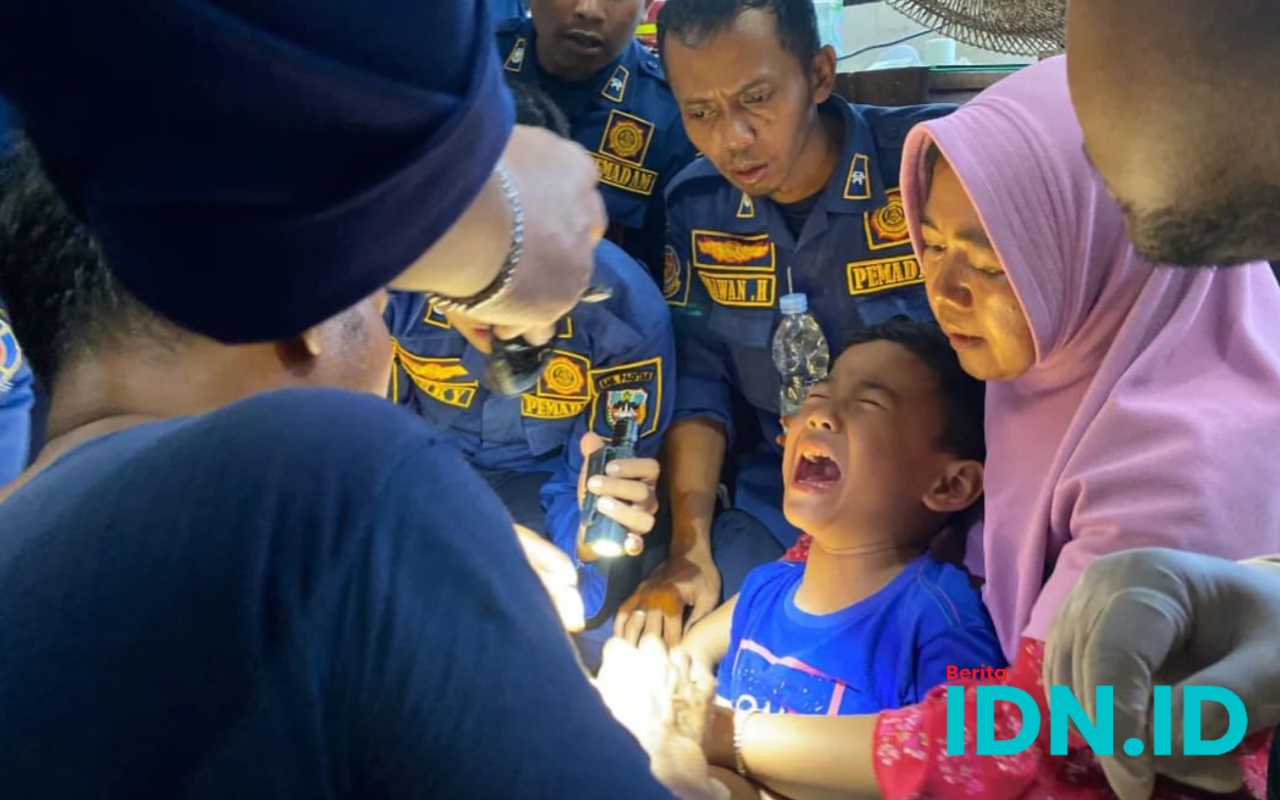 Suasana petugas Damkar Pacitan saat memberikan penanganan pada anak yang cincinya tak bisa dicopot. (Foto: Damkar for BeritaIDN)