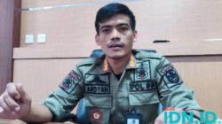 Kepala Satpol-PP Pacitan, Ardyan Wahyudi saat berbicara soal peredaran rokok ilegal lewat online. (Foto: Al Ahmadi/BeritaIDN)