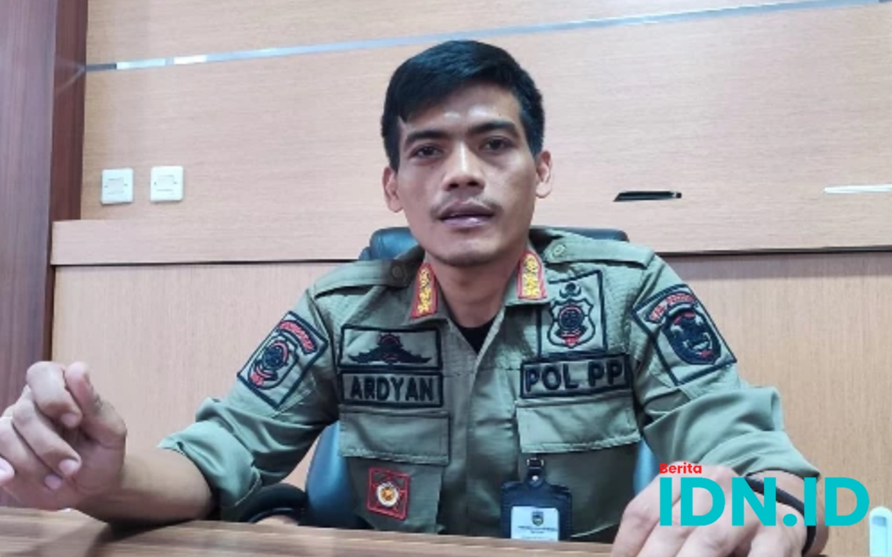 Kepala Satpol-PP Pacitan, Ardyan Wahyudi saat berbicara soal peredaran rokok ilegal lewat online. (Foto: Al Ahmadi/BeritaIDN)