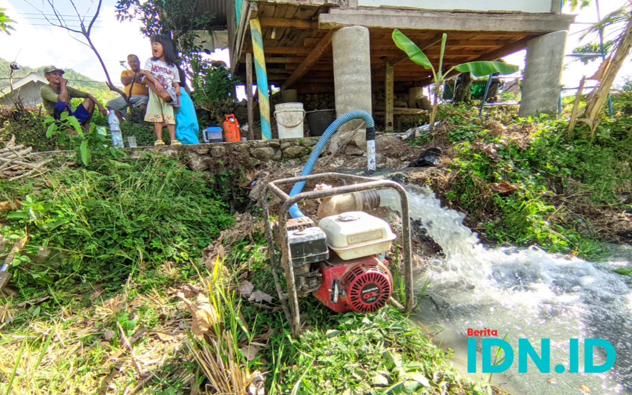 Pompa Air yang mulai ramai dipasang warga untuk menyelamatkan lahan mereka dari kekeringan. (Foto: Al Ahmadi/BeritaIDN)