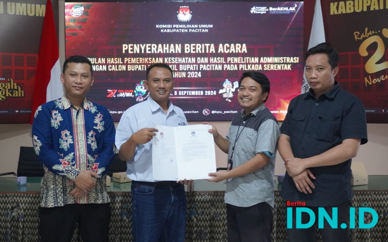 Penyerahan BA Acara Pleno oleh KPU Pacitan kepada Bawaslu. (Foto: KPU for BeritaIDN)