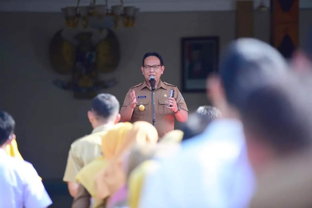 Budi Sarwoto memberikan arahan saat apel perdana di Pendopo Pemkab Pacitan, 30, September 2024. (Foto: Prokopim Pacitan)