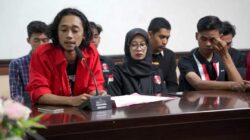 Koordinator aksi, Muhamad Tonis Dzikrullah (Kiri) tengah menyampaikan tuntutannya kepada Pjs Bupati Pacitan, 30 September 2024. (Foto: Prokopim Pacitan)