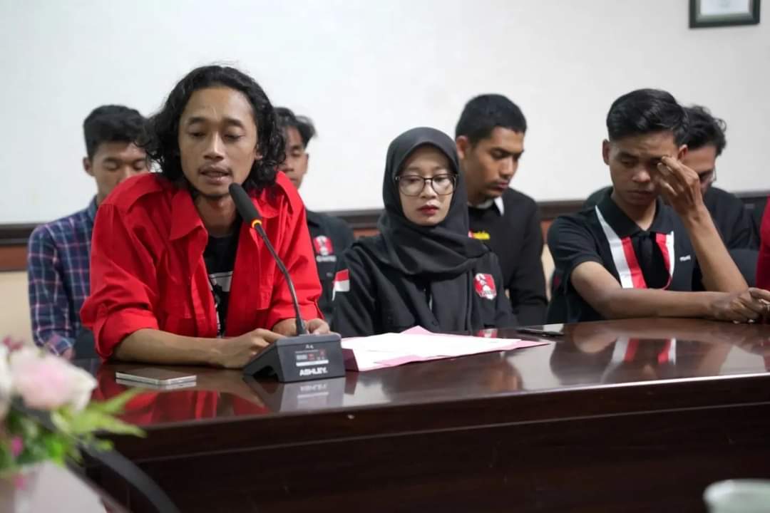 Koordinator aksi, Muhamad Tonis Dzikrullah (Kiri) tengah menyampaikan tuntutannya kepada Pjs Bupati Pacitan, 30 September 2024. (Foto: Prokopim Pacitan)