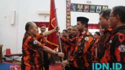 Prosesi pelantikan MPC Pemuda Pancasila Pacitan Masa Bakti 2024-2027 ditandai dengan penyerahan pataka oleh MPW PP Jatim. (FOTO: Yusuf Arifai/BeritaIDN)