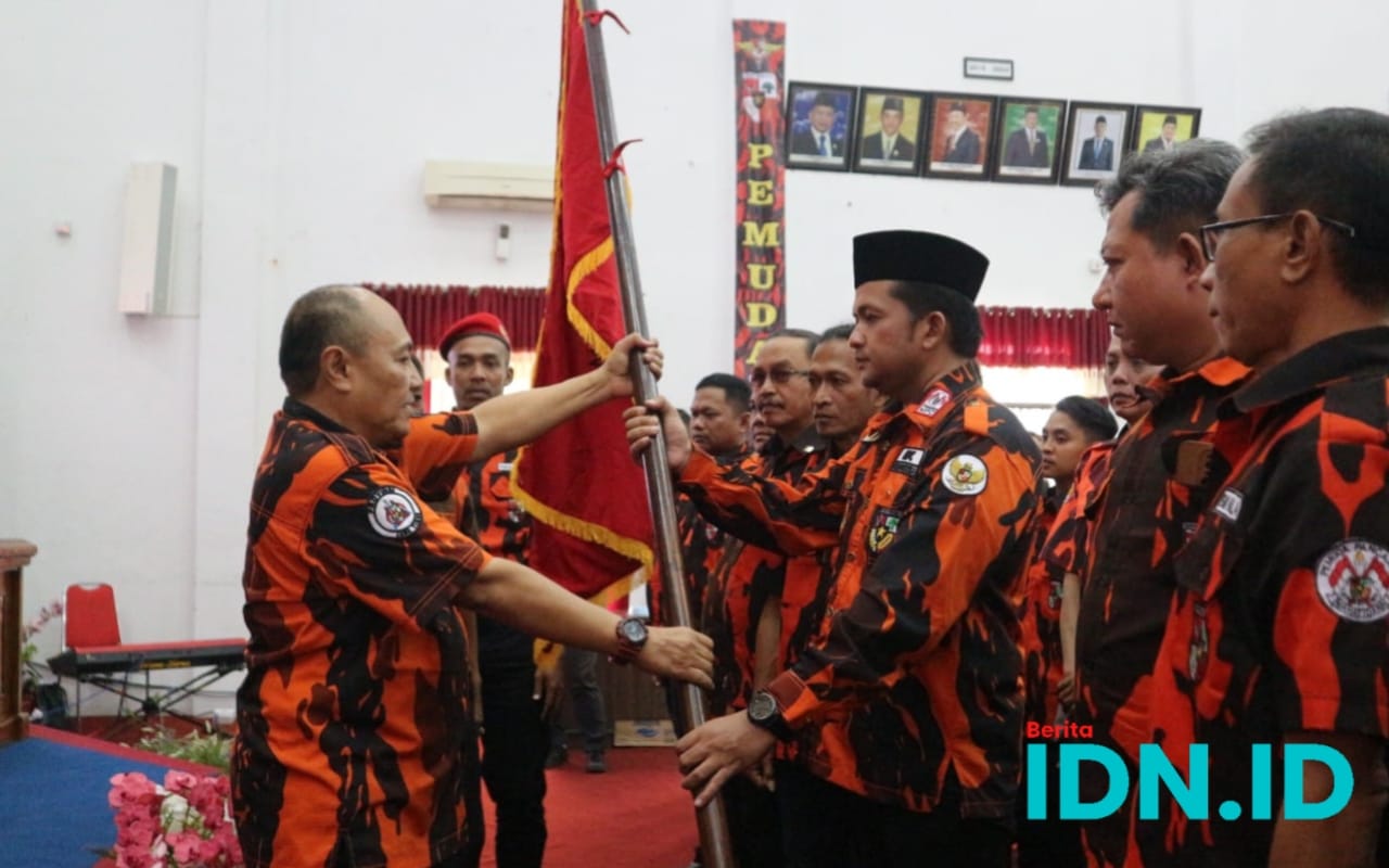 Prosesi pelantikan MPC Pemuda Pancasila Pacitan Masa Bakti 2024-2027 ditandai dengan penyerahan pataka oleh MPW PP Jatim. (FOTO: Yusuf Arifai/BeritaIDN)