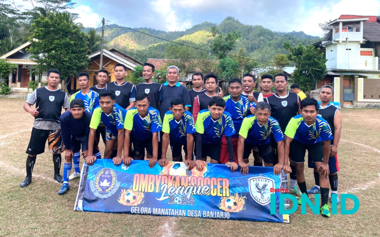 Sejumlah klub Ombyokan Soccer League tengah berpose setelah pertandingan. (Foto: Al Ahmadi/BeritaIDN)