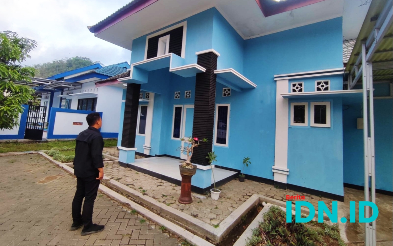 Potret halaman depan rumah dinas yang disebut angker. (Foto: Al Ahmadi/BeritaIDN)