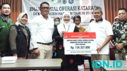 Penyerahan bantuan baksos operasi katarak gratis. (Foto: Al Ahmadi/BeritaIDN)