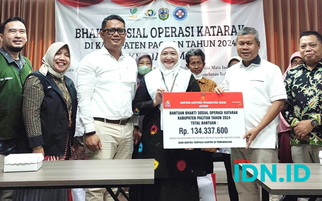 Penyerahan bantuan baksos operasi katarak gratis. (Foto: Al Ahmadi/BeritaIDN)