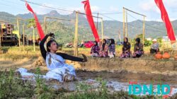 Tarian Lumpur dalam acara puncak proses festival Lempung Agung di Kampung Gerabah Pacitan, 13 Oktober 2024. (Foto: Al Ahmadi/BeritaIDN)