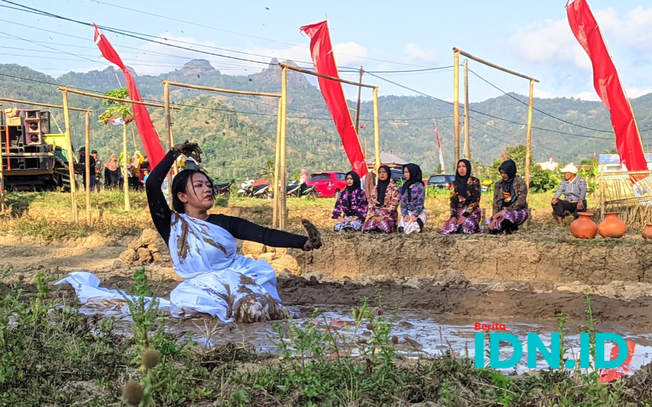 Tarian Lumpur dalam acara puncak proses festival Lempung Agung di Kampung Gerabah Pacitan, 13 Oktober 2024. (Foto: Al Ahmadi/BeritaIDN)