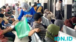 Setiap Jumat, anggota koperasi bersama-sama menyiapkan jajanan, dari kue tradisional hingga nasi, yang kemudian disusuri ke area rumah sakit dan ruang tunggu poliklinik untuk dibagikan kepada para pasien dan keluarga. (Foto: Al Ahmadi/Ketik.co.id)