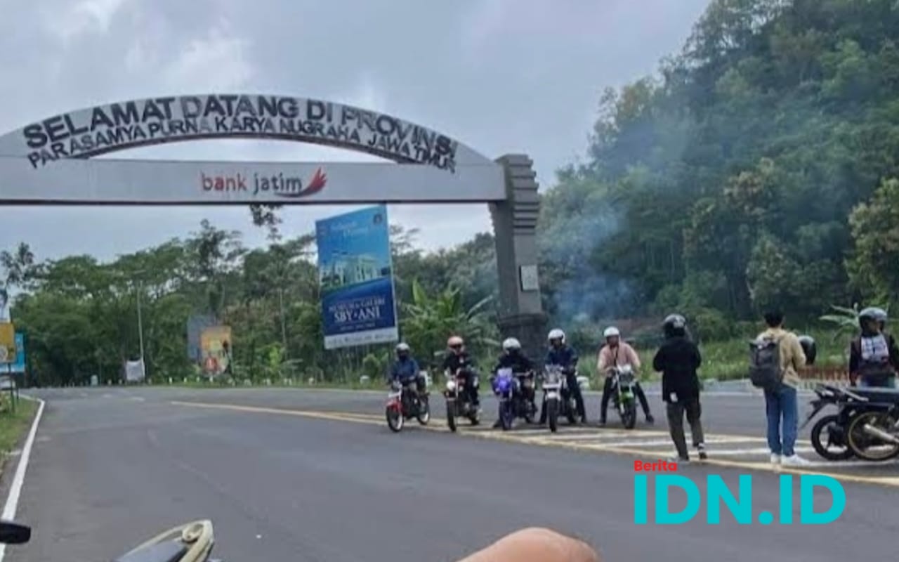 Potret gapura perbatasan Pacitan, Jawa Timur dan Wonogiri, Jawa Tengah. (Foto: Al Ahmadi/BeritaIDN)