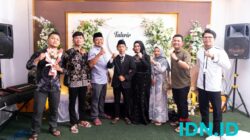 Sepasang suami-isteri yang berusia matang tengah berpose bersama tamu undangan usai melaksanakan akad nikah, 4 November 2024. (Foto: Al Ahmadi/Ketik.co.id)