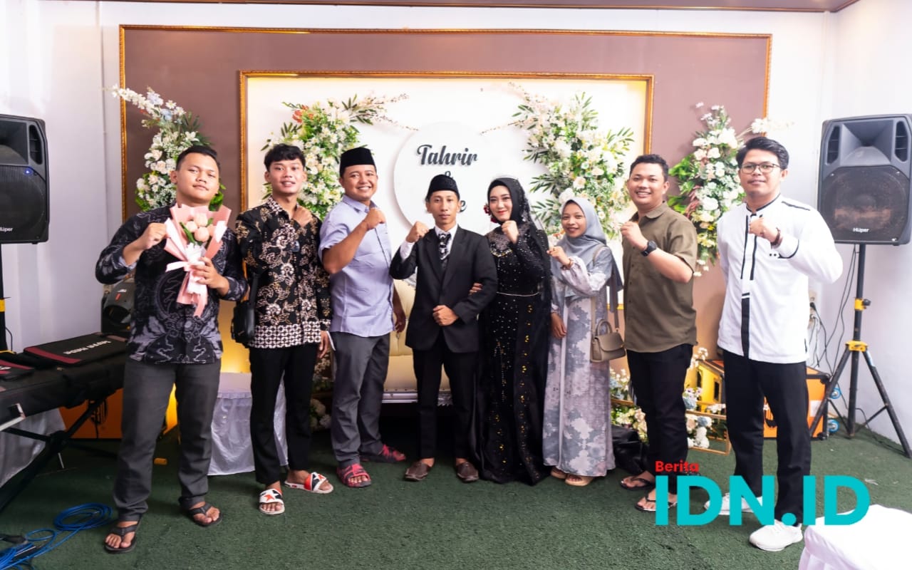 Sepasang suami-isteri yang berusia matang tengah berpose bersama tamu undangan usai melaksanakan akad nikah, 4 November 2024. (Foto: Al Ahmadi/Ketik.co.id)