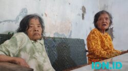 Tuginem (80) dan Tugimah (75), dua lansia penyandang disabilitas yang kini terpaksa mengungsi di rumah saudara, Rabu, 13 November 2024. (Foto: Al Ahmadi/BeritaIDN)