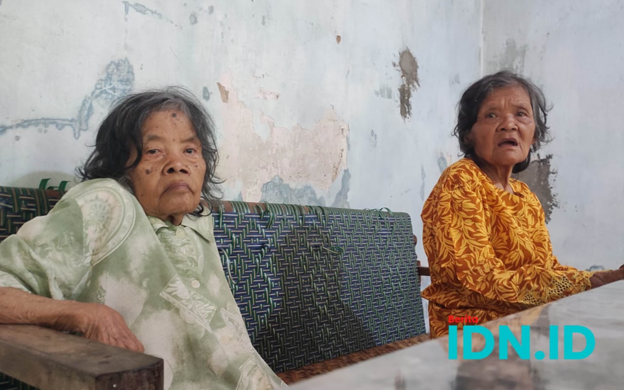 Tuginem (80) dan Tugimah (75), dua lansia penyandang disabilitas yang kini terpaksa mengungsi di rumah saudara, Rabu, 13 November 2024. (Foto: Al Ahmadi/BeritaIDN)