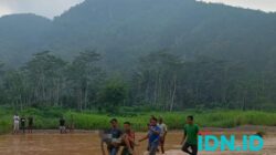 Jasad pencari rumput yang tenggelam di Sungai Ngadirojo Pacitan dievakuasi petugas berwajib, Kamis, 14 November 2024. (Foto: Al Ahmadi/BeritaIDN)