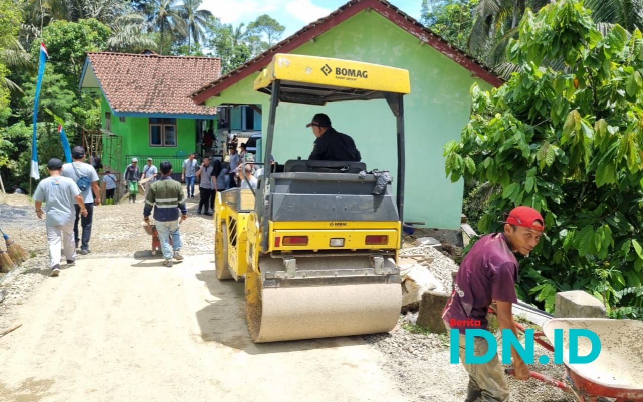 Proses peremajaan jalan sekitar pondok pesantren Nurudh Dholam. (Foto: Al Ahmadi/BeritaIDN)