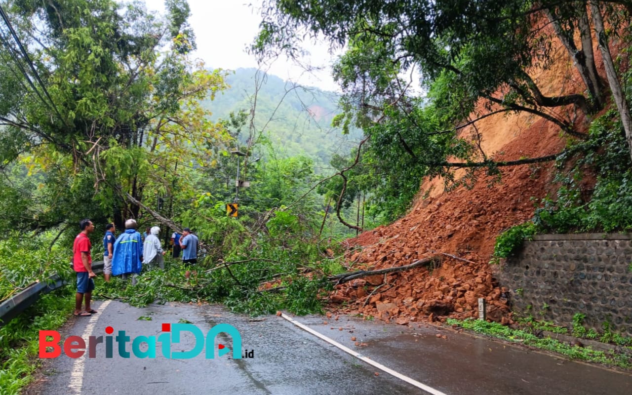 Tragedi longsor di salah satu Kabupaten Pacitan. (Foto: Al Ahmadi/BeritaIDN)