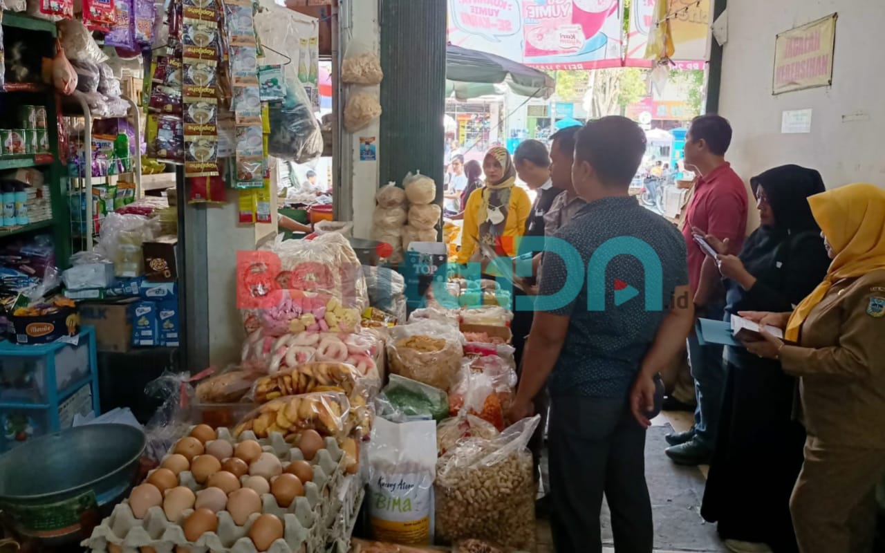 Inspeksi mendadak yang dilakukan tim satgas pangan untuk mengecek kenaikan harga di Pasar Tradisional Pacitan. (Foto: Al Ahmadi/BeritaIDN)