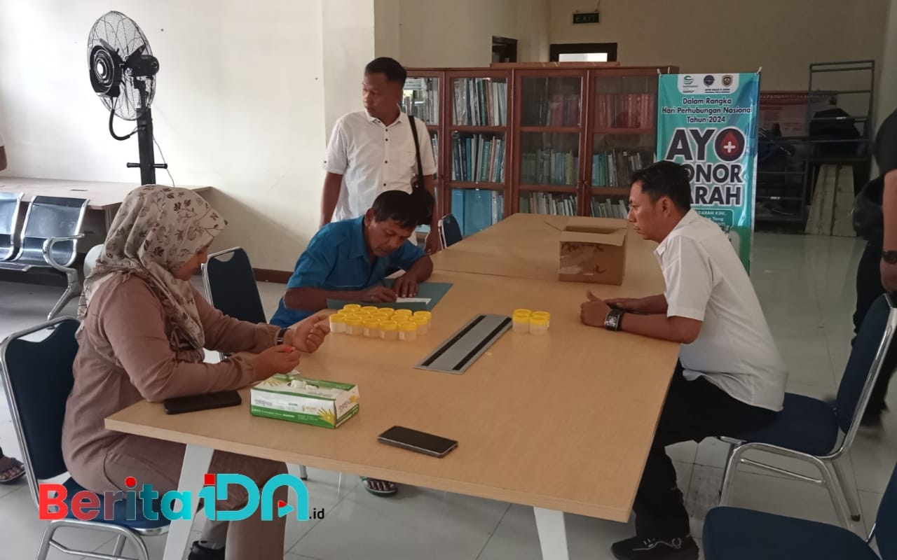 Suasana tes urine driver dan kru bus di Terminal Bus Pacitan, Senin, (23/12/2024). (Foto: Al Ahmadi/BeritaIDN)